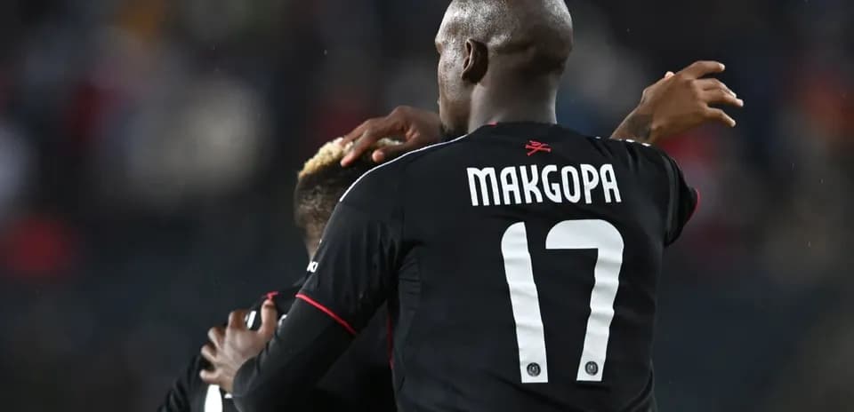 Jugadores celebrando en el campo de fútbol
