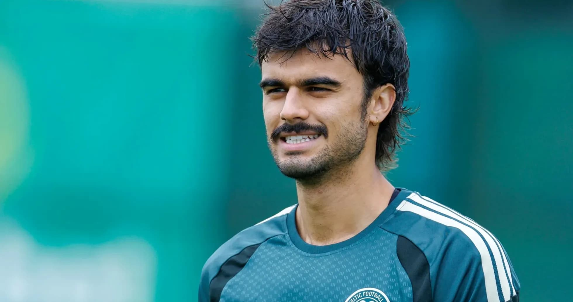 Jugador sonriendo durante entrenamiento en el campo