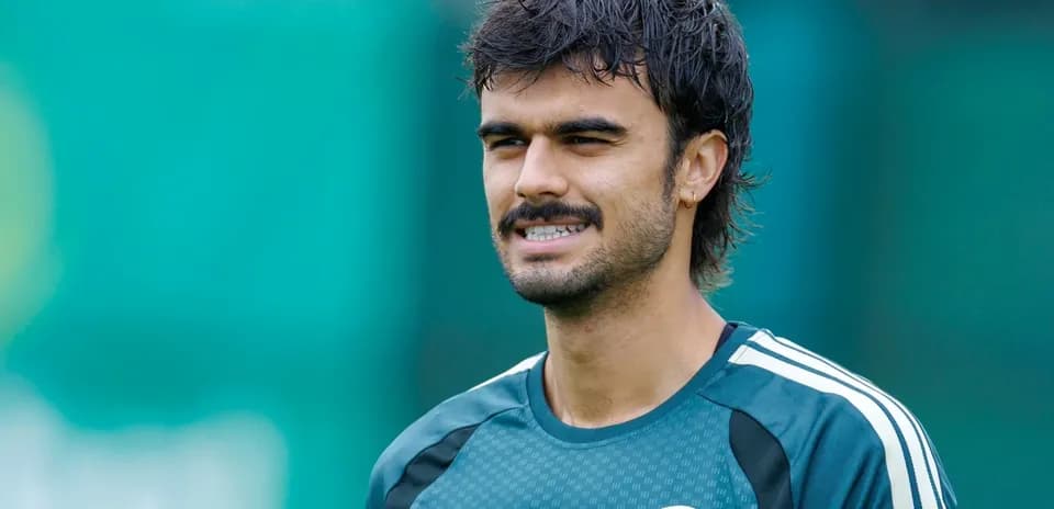 Jugador sonriendo durante entrenamiento en el campo