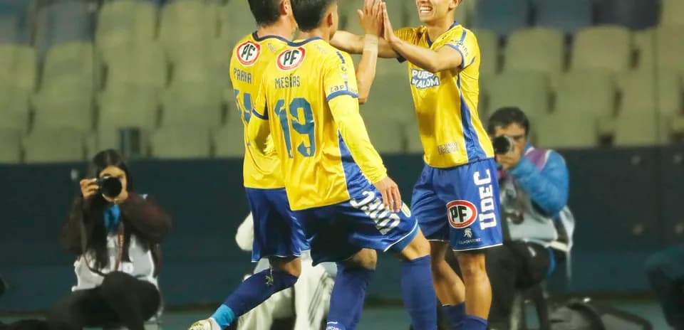 Jugadores de Universidad de Concepción celebrando un gol