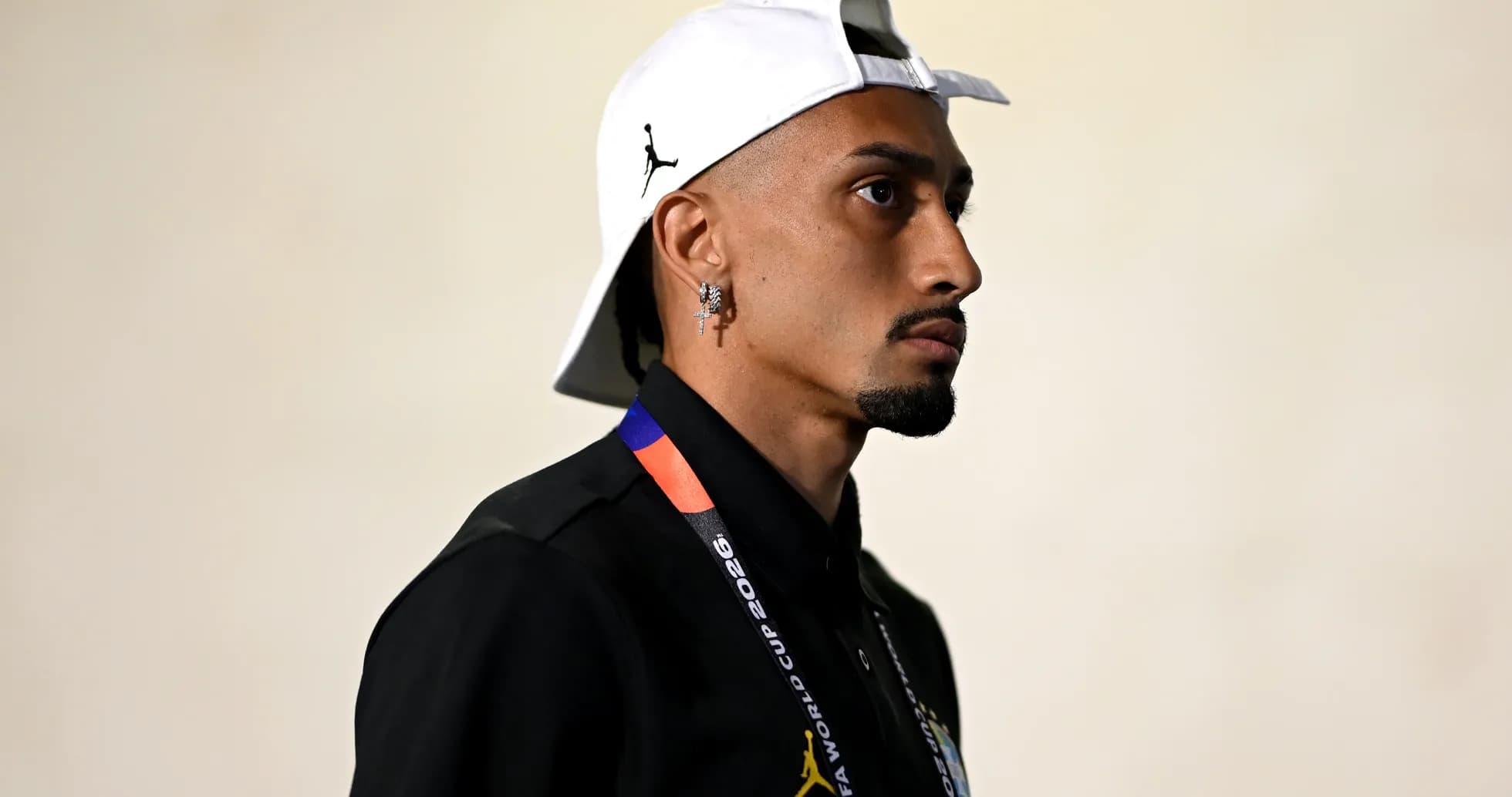Persona con gorra y camiseta negra en evento
