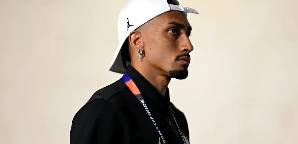 Persona con gorra y camiseta negra en evento