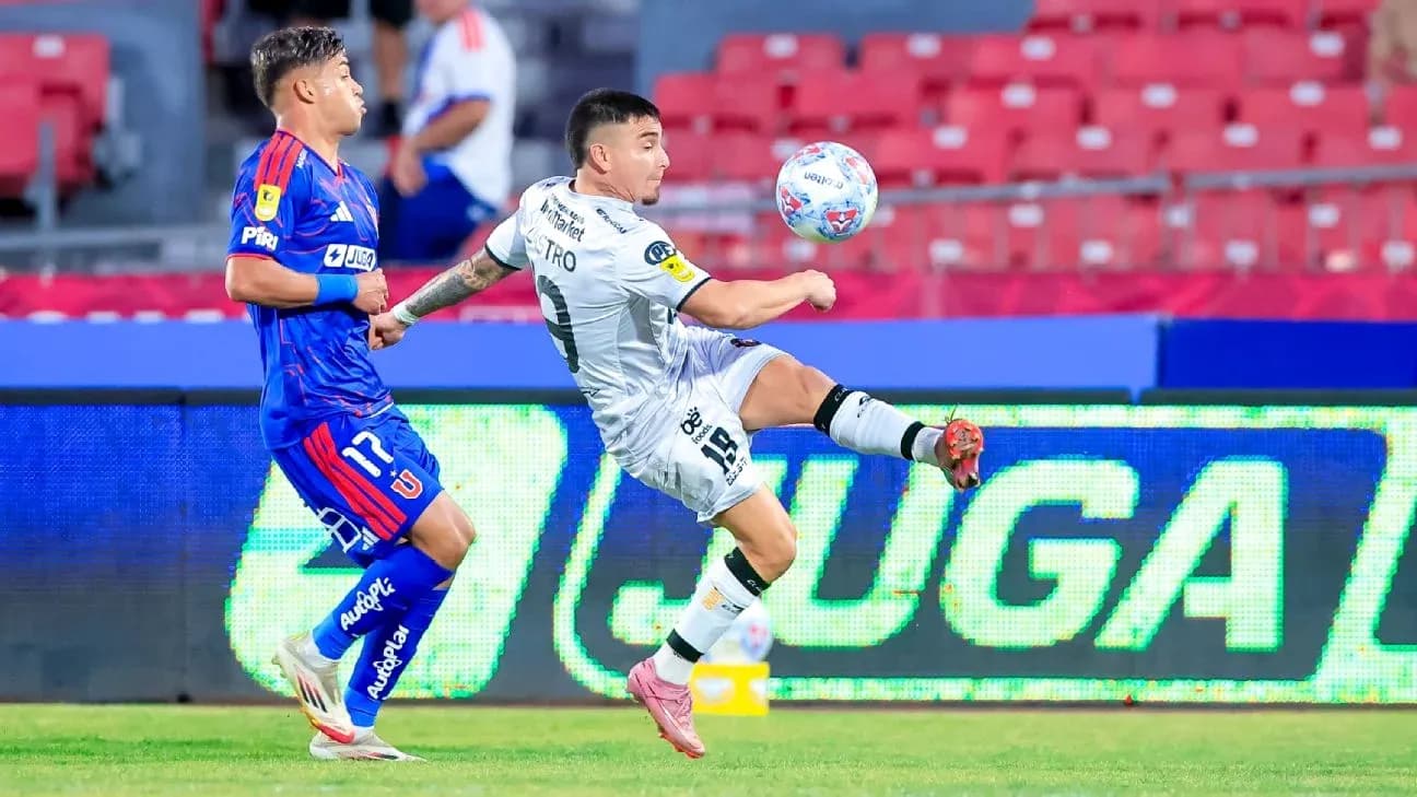 Jugador de Deportes Limache controla el balón