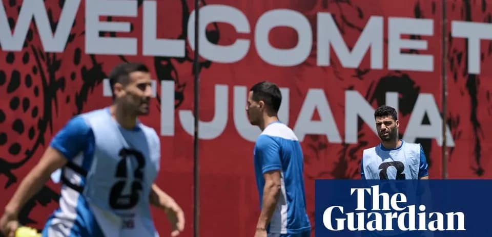 Jugadores entrenando frente a un mural de bienvenida