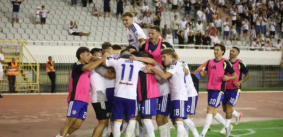 Jugadores de HNK Hajduk celebrando un gol