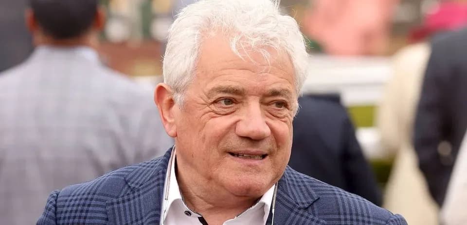 Hombre con cabello canoso en evento de carreras