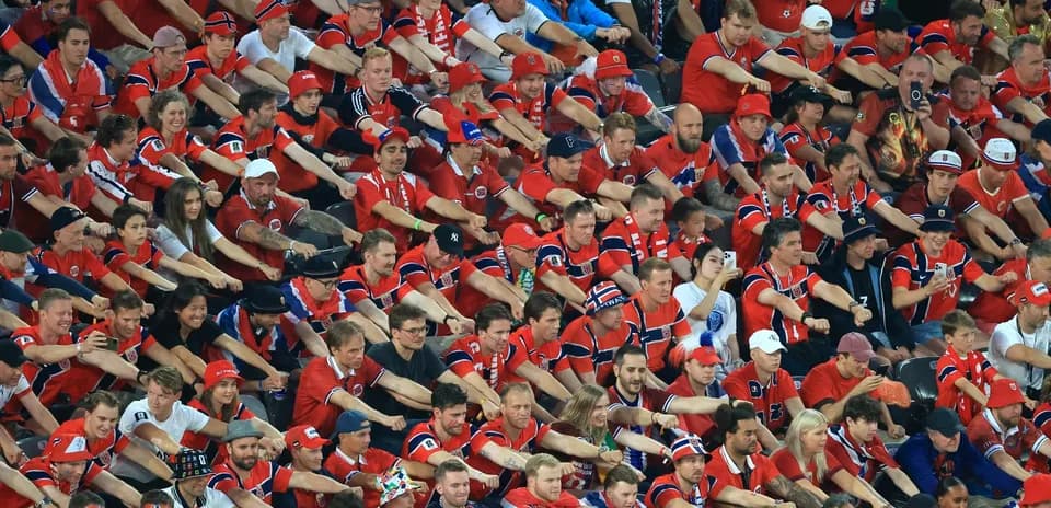Aficionados enérgicos en las gradas durante el partido