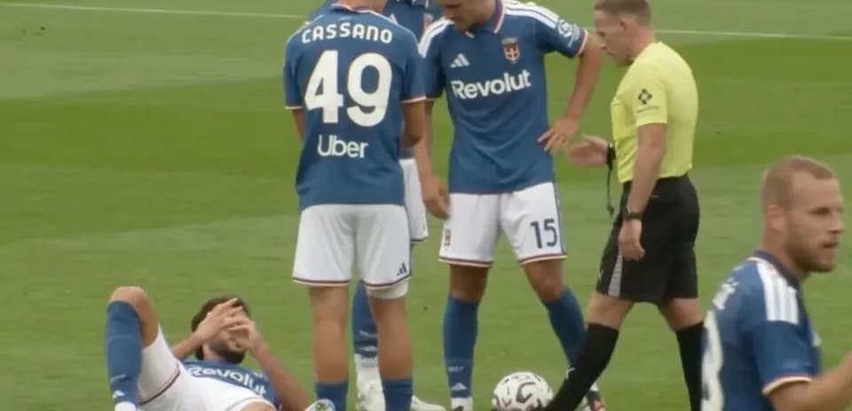 Jugadores rodeando a un compañero caído en el campo