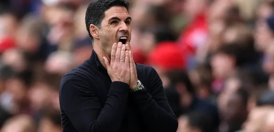 Entrenador gesticulando durante el partido