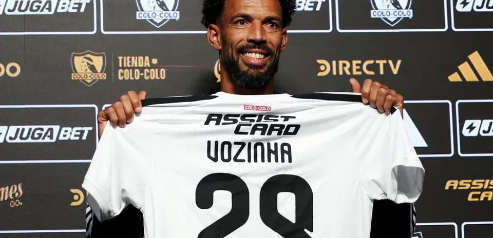 Jugador mostrando camiseta de Colo-Colo en presentación