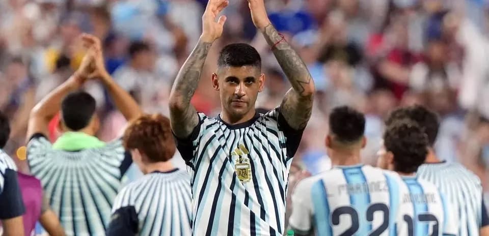 Jugador aplaudiendo en el campo con compañeros