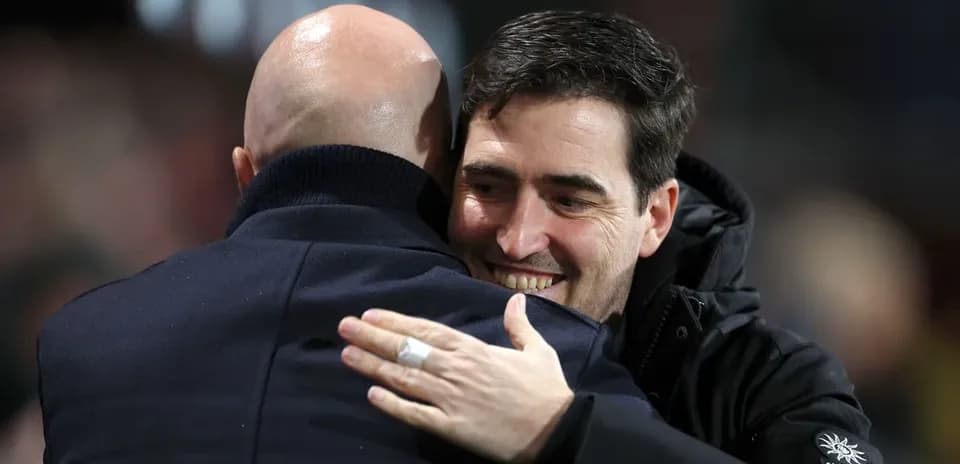 Entrenadores abrazándose tras el partido