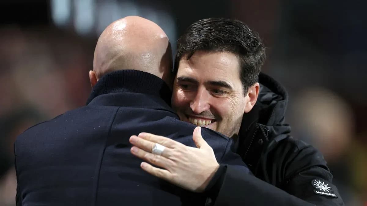 Entrenadores abrazándose tras el partido