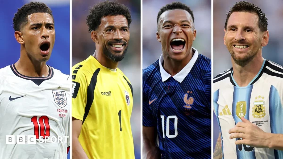 Cuatro jugadores de fútbol celebrando en diferentes momentos