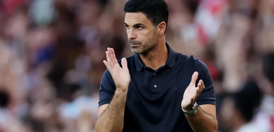 Entrenador aplaudiendo en el banquillo del partido