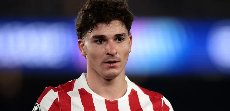 Jugador de Atlético de Madrid en uniforme de juego