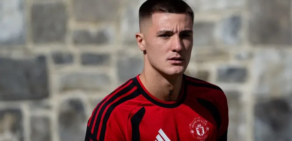 Jugador con camiseta roja de Manchester United posando