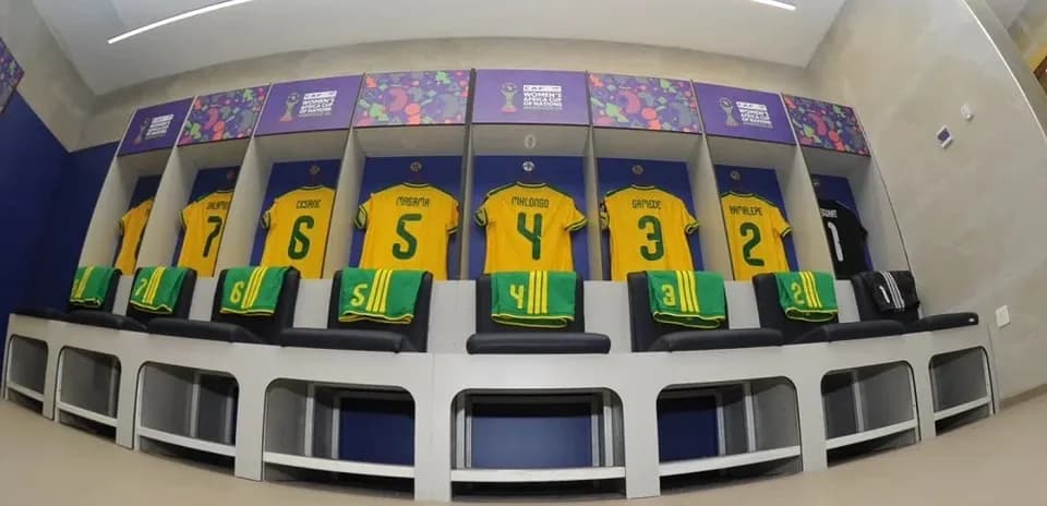 Camisetas y sillas en vestuario de equipo de fútbol