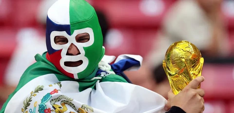 Afanático con máscara sosteniendo trofeo de la Copa Mundial