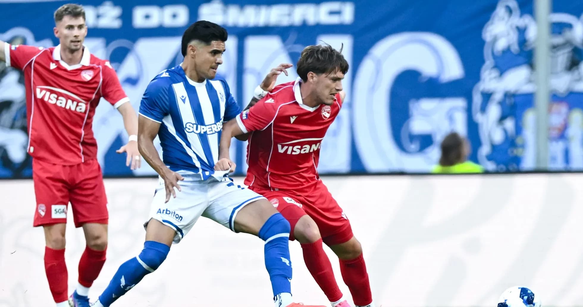 Jugadores en acción durante el partido de fútbol