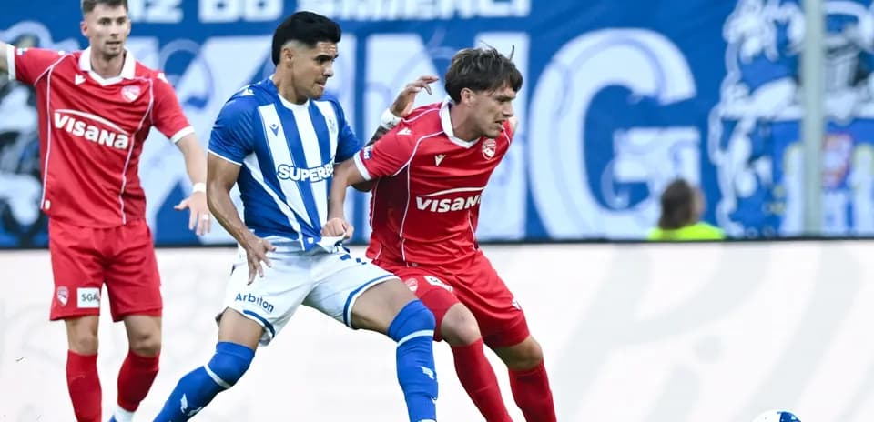 Jugadores en acción durante el partido de fútbol