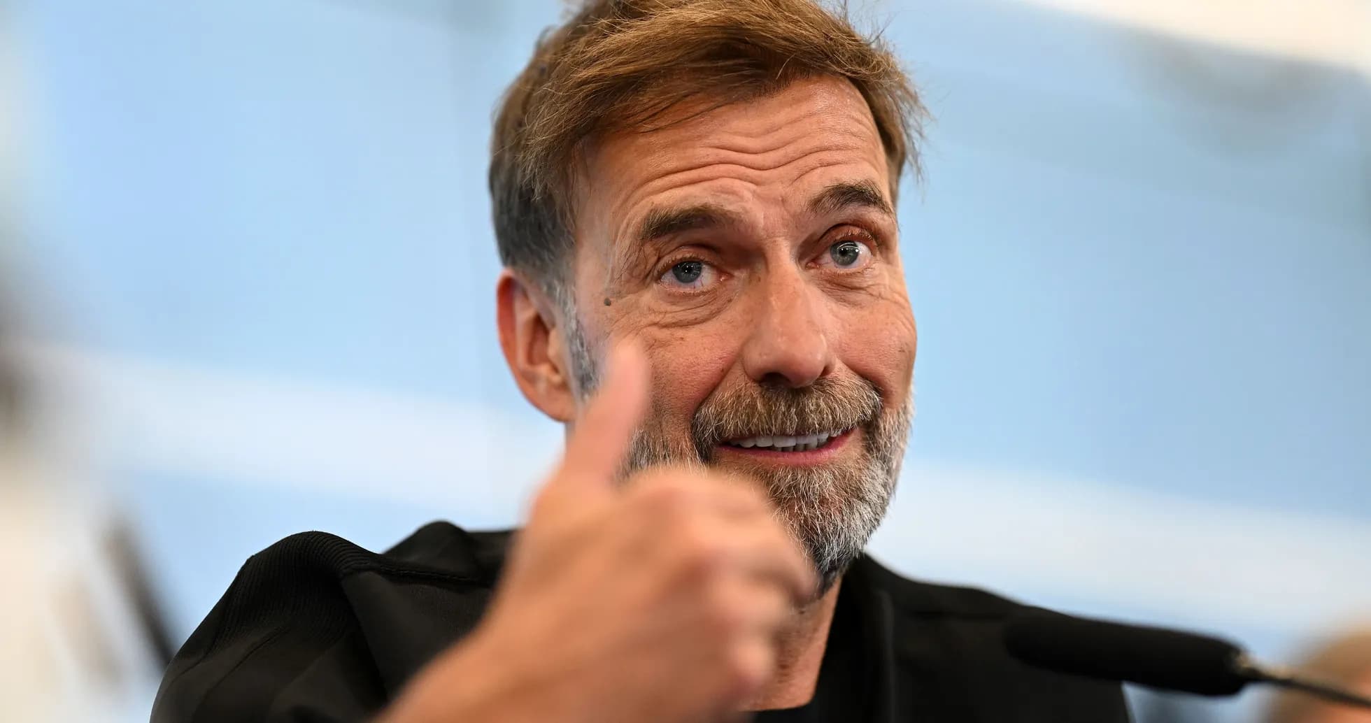 Entrenador dando un pulgar arriba en conferencia
