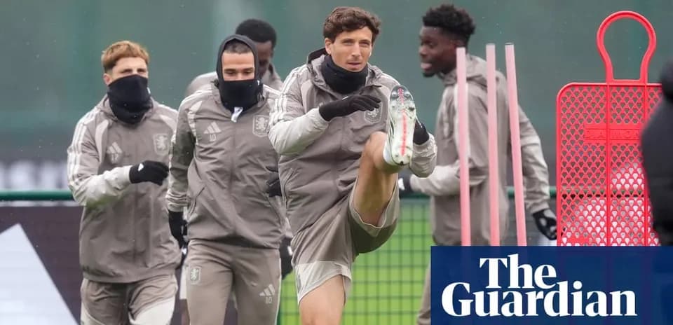 Jugadores entrenando en el campo bajo la lluvia