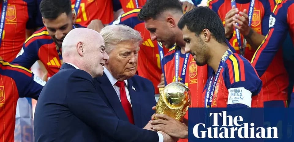 Entrega de la Copa Mundial a jugadores españoles