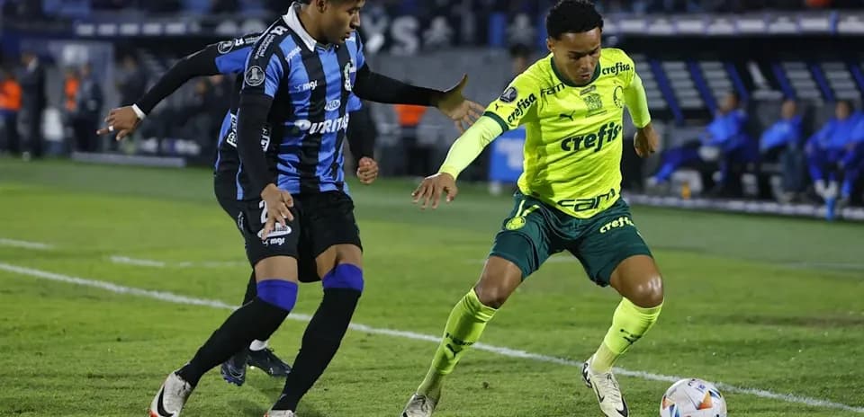 Dos jugadores luchando por el balón en el campo
