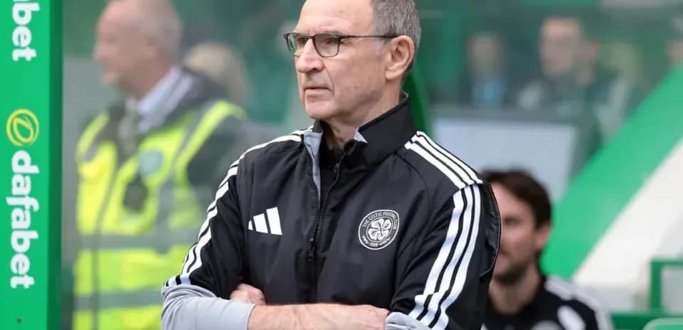 Entrenador observando desde la banca del equipo