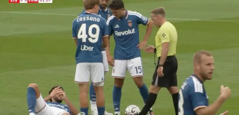 Jugadores reunidos alrededor de un compañero caído