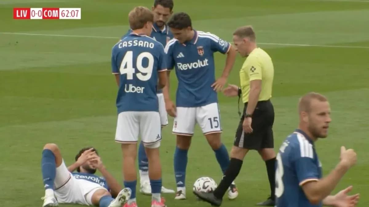 Jugadores reunidos alrededor de un compañero caído