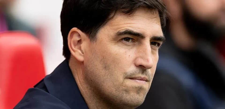 Entrenador observando el partido desde la banca