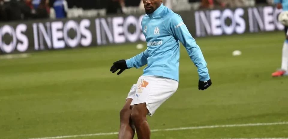 Jugador de Marsella calentando en el campo
