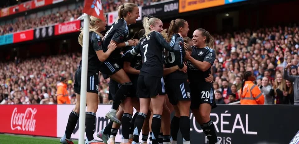 Jugadoras de Aston Villa celebrando un gol
