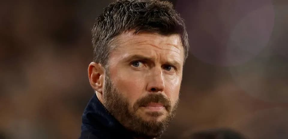 Entrenador observando el partido desde la línea de banda