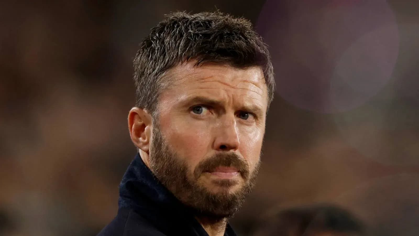 Entrenador observando el partido desde la línea de banda