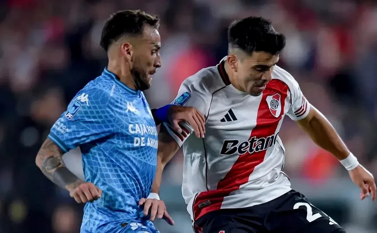 Jugadores de Atlético Tucumán y River Plate en acción
