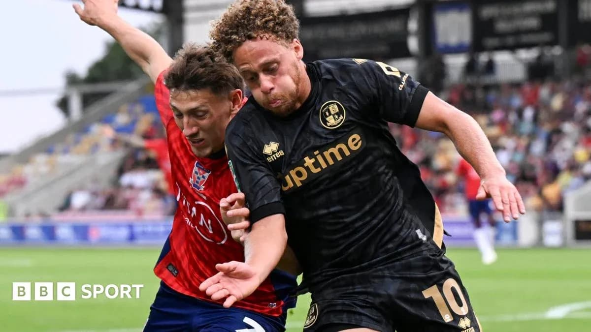 Jugadores luchando por el balón en el partido