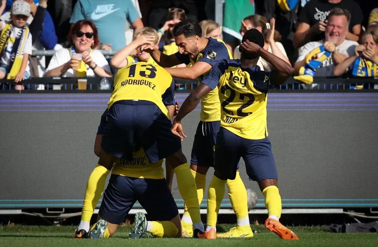 Jugadores celebrando un gol en el estadio