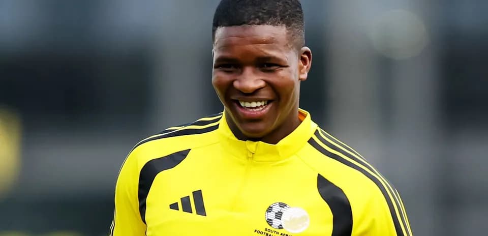 Jugador sonriente en entrenamiento con uniforme amarillo