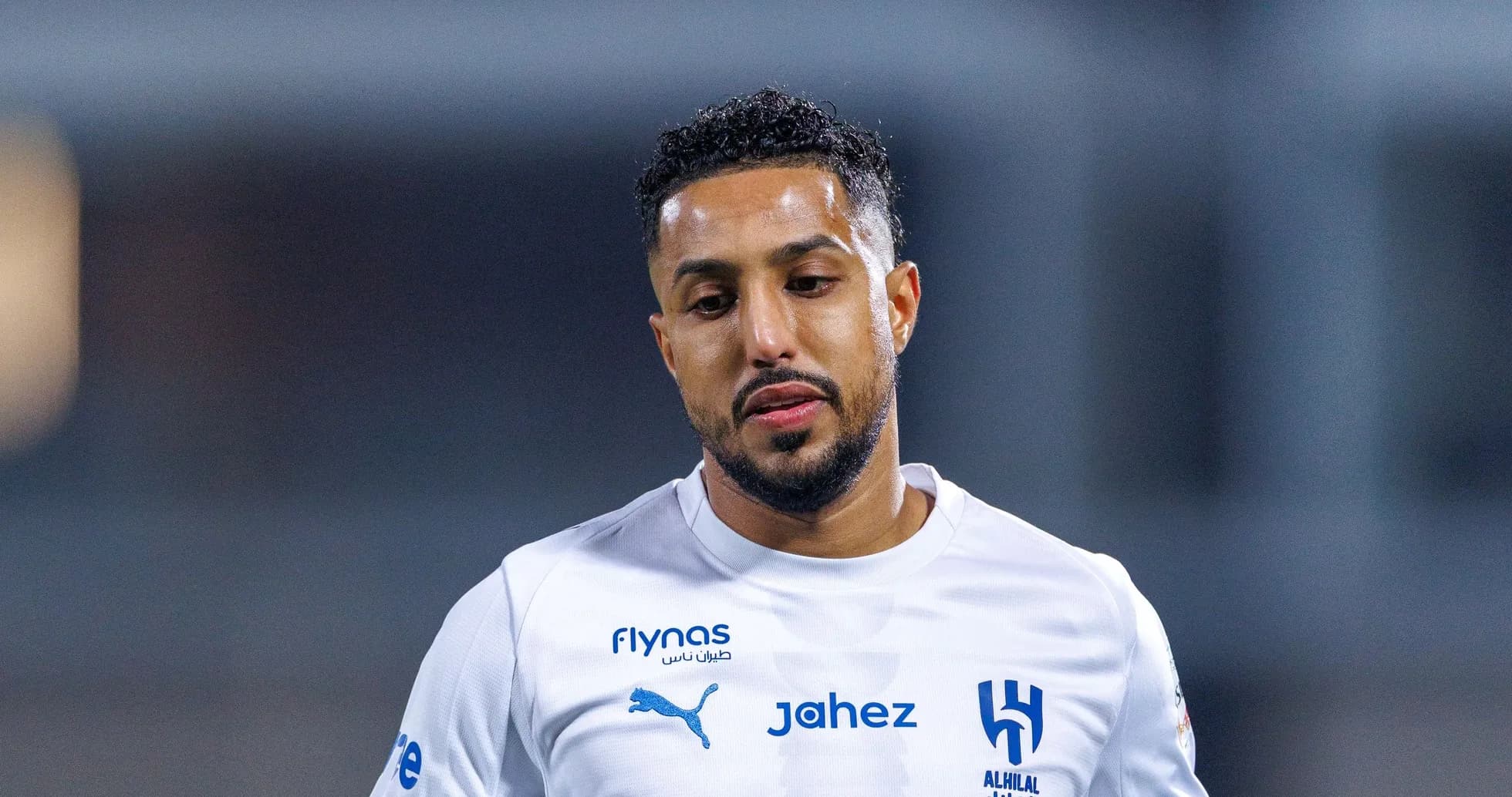 Jugador de Al Hilal con uniforme blanco en el campo