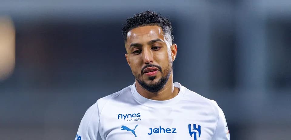 Jugador de Al Hilal con uniforme blanco en el campo