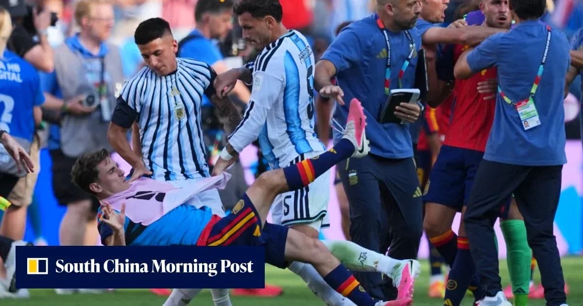 Jugadores de Argentina y España en confrontación en el campo