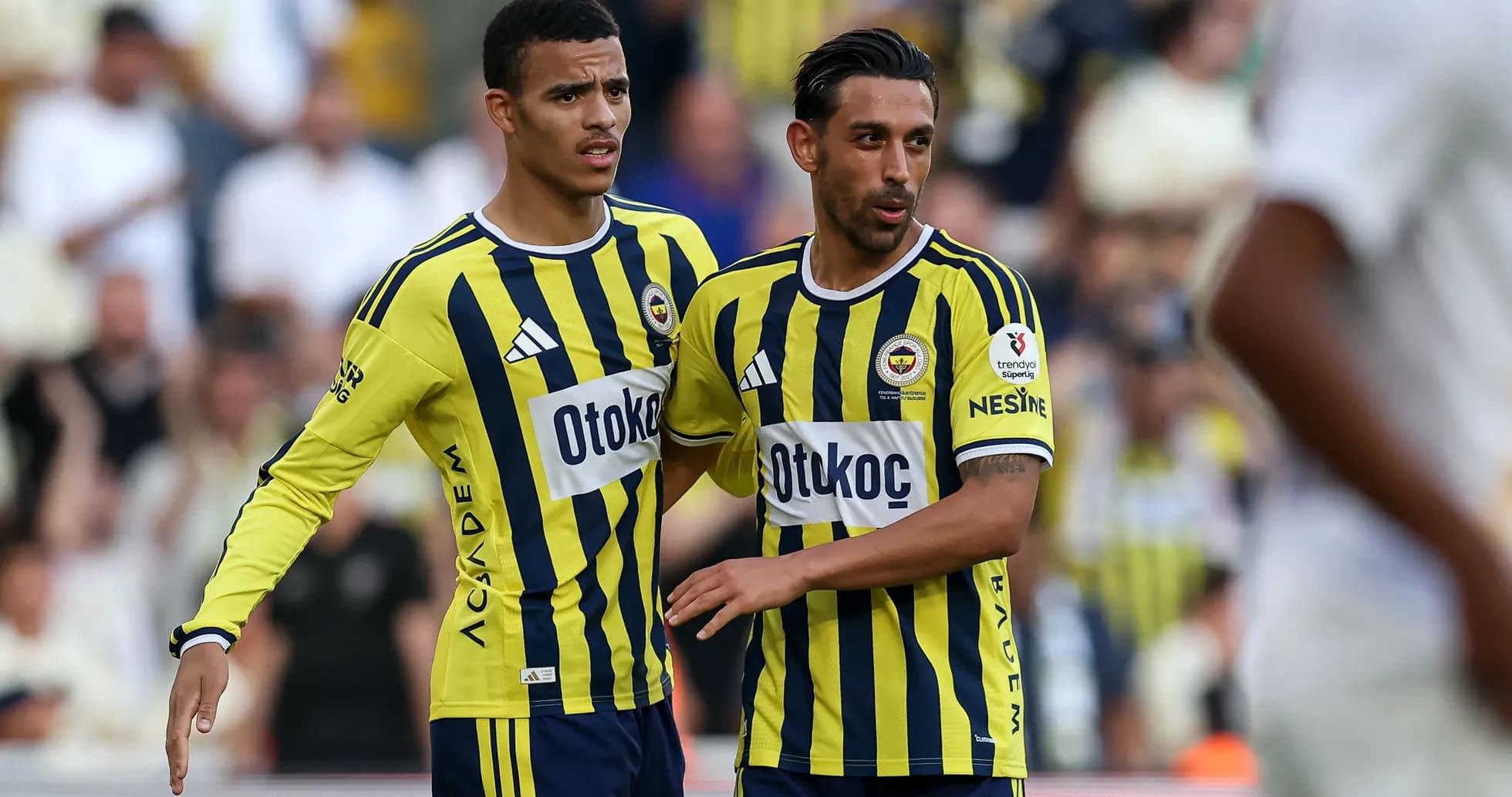 Dos jugadores de Fenerbahçe en el campo durante el partido