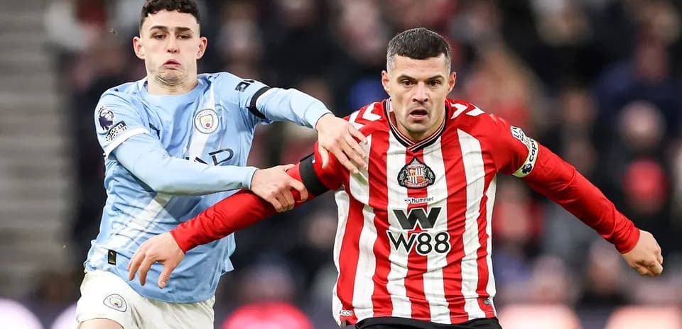 Phil Foden persigue a un jugador de Sunderland
