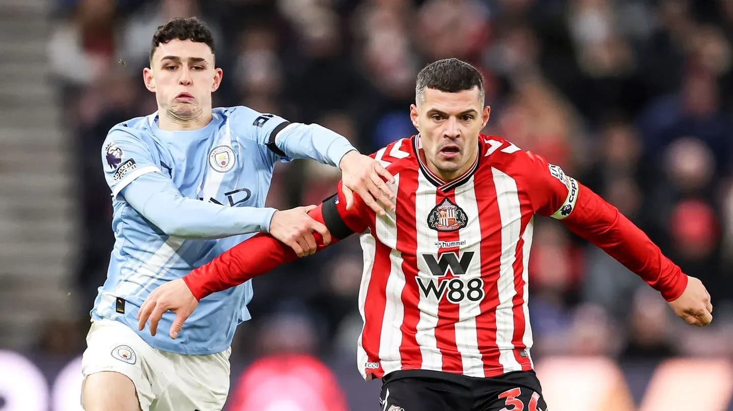 Phil Foden persigue a un jugador de Sunderland