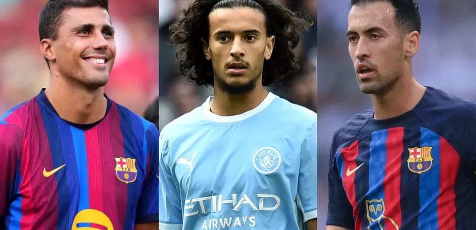 Tres jugadores de fútbol en camisetas de clubes diferentes