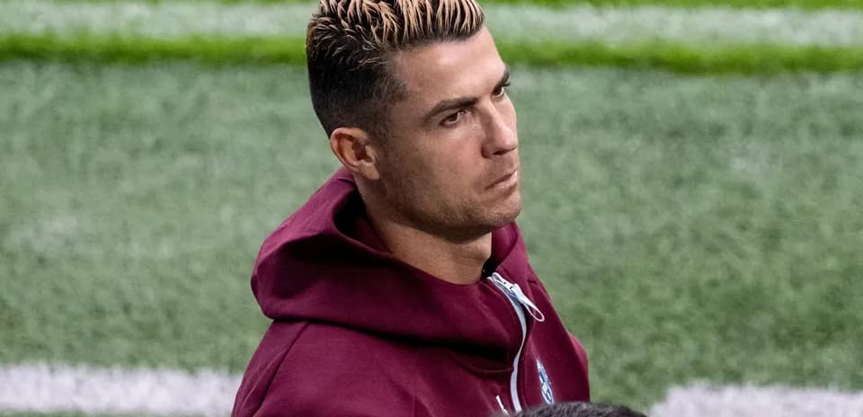 Jugador en el campo con sudadera antes del partido
