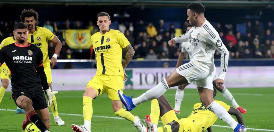 Jugador de Real Madrid disparando ante Villarreal